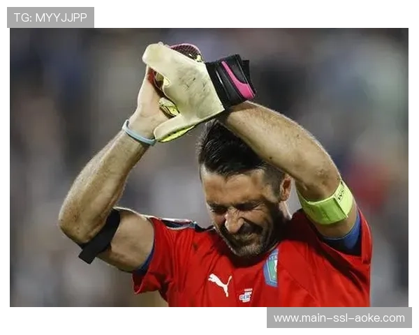 特写镜头：终场哨响后，蒙彼利埃门将查看赛后即时数据统计表的神情。