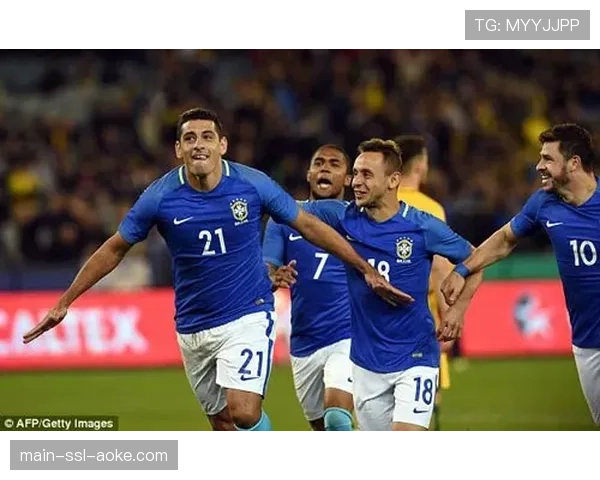 瞬间特写:切尔西后卫蒂亚戈·席尔瓦补时阶段头槌绝平,角球战术终奏效